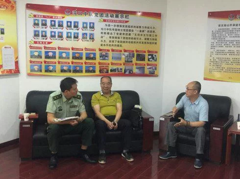 卓越书画院开展"献礼建党95周年送书画进军营"活动(图2) 卓越书画院开展"献礼建党95周年送书画进军营"活动(图2)