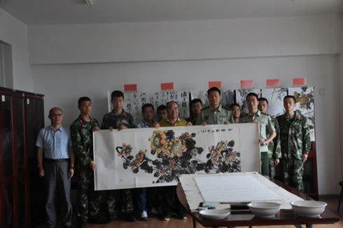 卓越书画院开展"献礼建党95周年送书画进军营"活动(图3) 卓越书画院开展"献礼建党95周年送书画进军营"活动(图3)