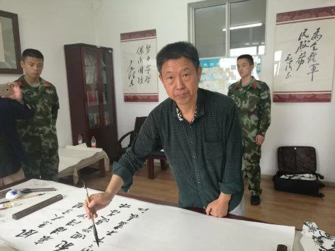 卓越书画院开展"献礼建党95周年送书画进军营"活动(图6) 卓越书画院开展"献礼建党95周年送书画进军营"活动(图6)