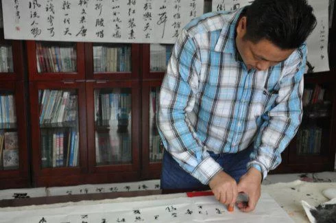 卓越书画院开展＂献礼建党95周年送书画进军营＂活动(图4)