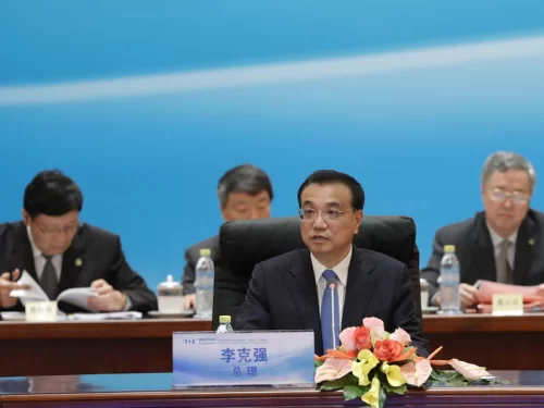 李克强同主要国际经济金融机构负责人举行“1+6”圆桌对话会(图3) 李克强同主要国际经济金融机构负责人举行“1+6”圆桌对话会(图3)