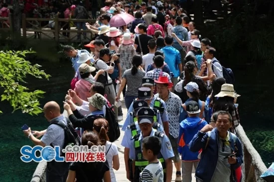 九寨沟景区连续8天超3万人逼近“限客量”(图3) 九寨沟景区连续8天超3万人逼近“限客量”(图3)