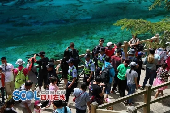 九寨沟景区连续8天超3万人逼近“限客量”(图2) 九寨沟景区连续8天超3万人逼近“限客量”(图2)