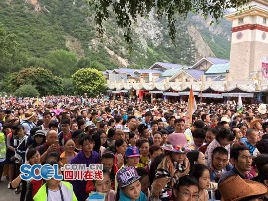 九寨沟景区连续8天超3万人逼近“限客量”(图4) 九寨沟景区连续8天超3万人逼近“限客量”(图4)