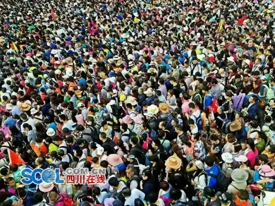 九寨沟景区连续8天超3万人逼近“限客量”(图1) 九寨沟景区连续8天超3万人逼近“限客量”(图1)