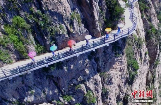 美女穿“风景旗袍”绝壁栈道走秀(图2) 美女穿“风景旗袍”绝壁栈道走秀(图2)