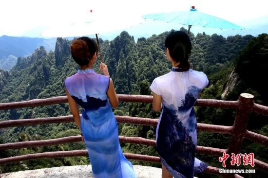 美女穿“风景旗袍”绝壁栈道走秀(图6) 美女穿“风景旗袍”绝壁栈道走秀(图6)