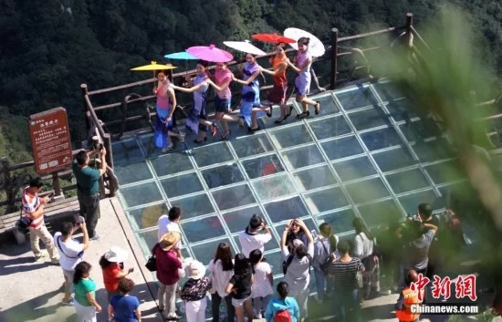 美女穿“风景旗袍”绝壁栈道走秀(图5) 美女穿“风景旗袍”绝壁栈道走秀(图5)