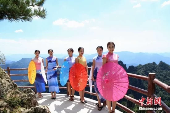 美女穿“风景旗袍”绝壁栈道走秀(图1) 美女穿“风景旗袍”绝壁栈道走秀(图1)