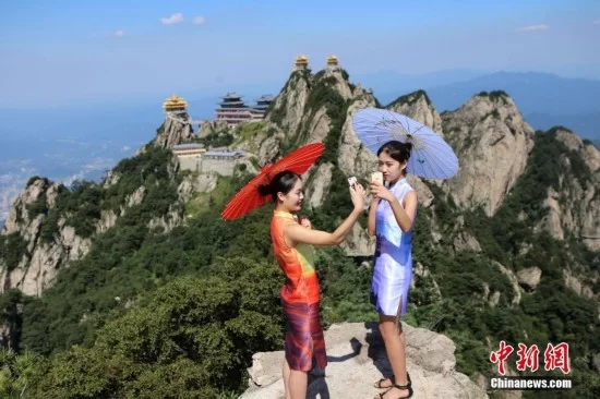 美女穿“风景旗袍”绝壁栈道走秀(图3) 美女穿“风景旗袍”绝壁栈道走秀(图3)