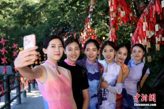 美女穿“风景旗袍”绝壁栈道走秀(图7) 美女穿“风景旗袍”绝壁栈道走秀(图7)