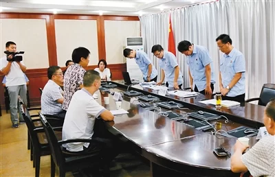 农妇坐11年冤狱申635万赔偿 法院领导鞠躬道歉 图(图1) 农妇坐11年冤狱申635万赔偿 法院领导鞠躬道歉 图(图1)