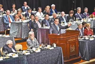 李克强出席纽约经济俱乐部举行的欢迎宴会并致辞和回答提问(图1)