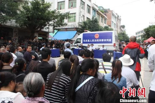 云南一村民藏6.2千克炸药获刑6年(图1) 云南一村民藏6.2千克炸药获刑6年(图1)