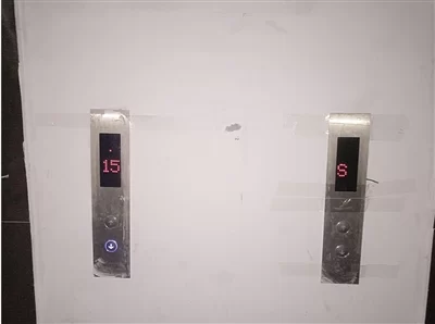 婆孙被困电梯40分钟,按紧急按钮无人应(图2) 婆孙被困电梯40分钟,按紧急按钮无人应(图2)