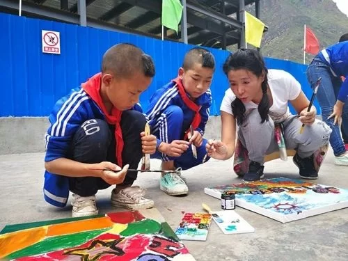好医生福能源携手艺术家与彝族孩子“共画未来”(图3) 好医生福能源携手艺术家与彝族孩子“共画未来”(图3)
