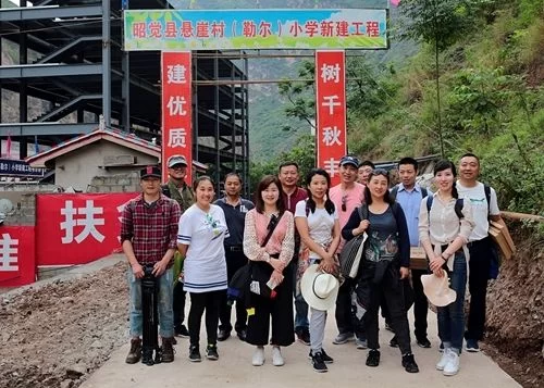 好医生福能源携手艺术家与彝族孩子“共画未来”(图2) 好医生福能源携手艺术家与彝族孩子“共画未来”(图2)