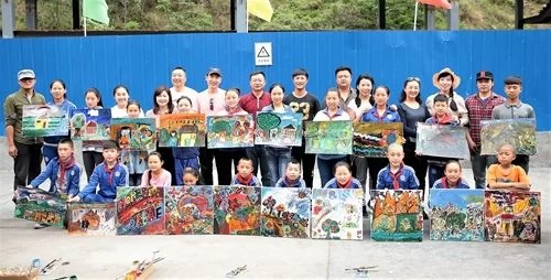 好医生福能源携手艺术家与彝族孩子“共画未来”(图1) 好医生福能源携手艺术家与彝族孩子“共画未来”(图1)