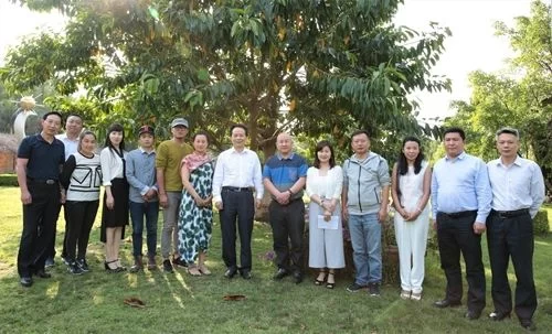 好医生福能源携手艺术家与彝族孩子“共画未来”(图8) 好医生福能源携手艺术家与彝族孩子“共画未来”(图8)