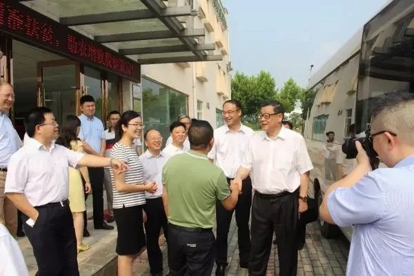 中国社会科学院院长王伟光一行赴普网·药博园参观调研(图1) 中国社会科学院院长王伟光一行赴普网·药博园参观调研(图1)