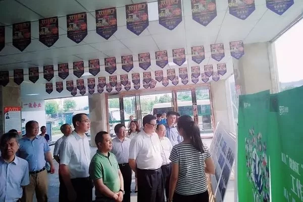 中国社会科学院院长王伟光一行赴普网·药博园参观调研(图2) 中国社会科学院院长王伟光一行赴普网·药博园参观调研(图2)