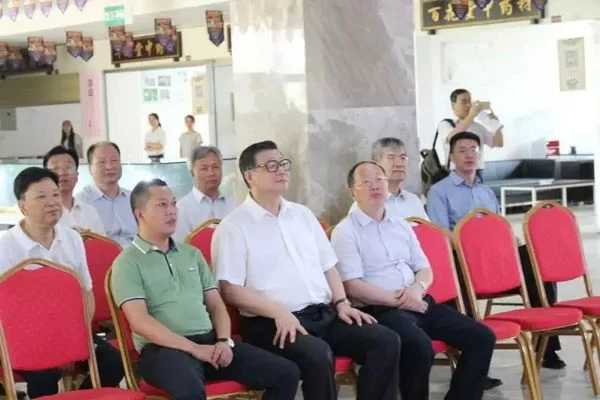 中国社会科学院院长王伟光一行赴普网·药博园参观调研(图3) 中国社会科学院院长王伟光一行赴普网·药博园参观调研(图3)