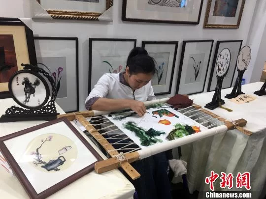 “绣娘”石胜兰现身重庆文博会:蜀绣是我的第二次生命(图1) “绣娘”石胜兰现身重庆文博会:蜀绣是我的第二次生命(图1)
