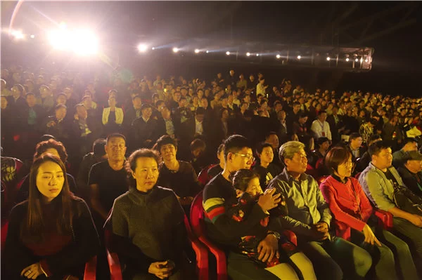 重走红色线路：实景《红色娘子军》“行军”备战7月1日正式公演(图3)