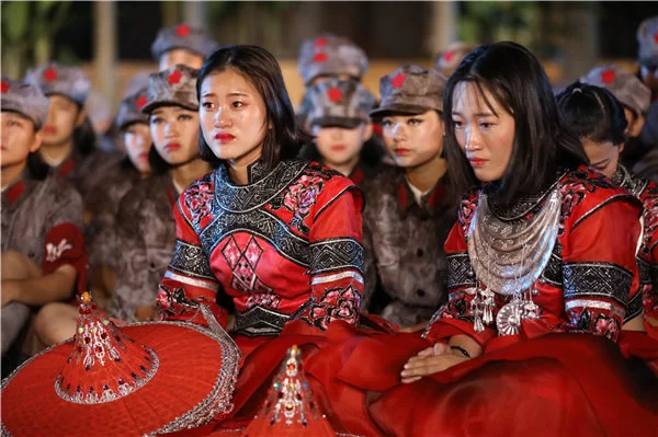 重走红色线路：实景《红色娘子军》“行军”备战7月1日正式公演(图2)