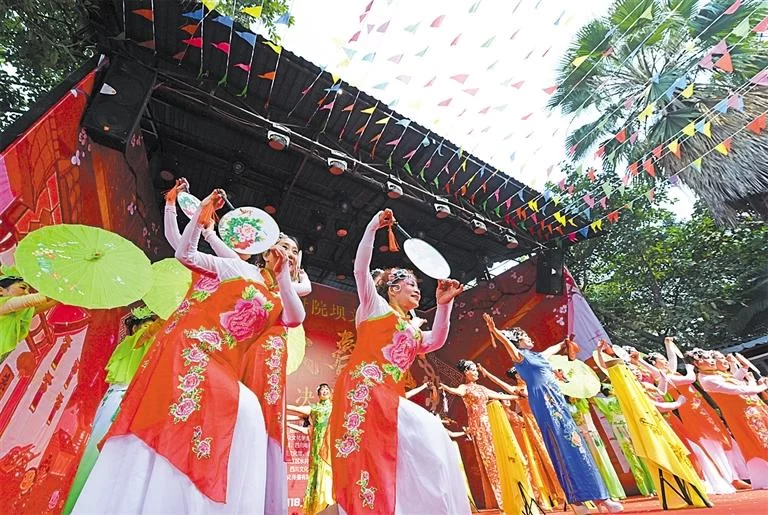 成都首届院坝文化群众春晚显示出强大的生命力(图1) 成都首届院坝文化群众春晚显示出强大的生命力(图1)