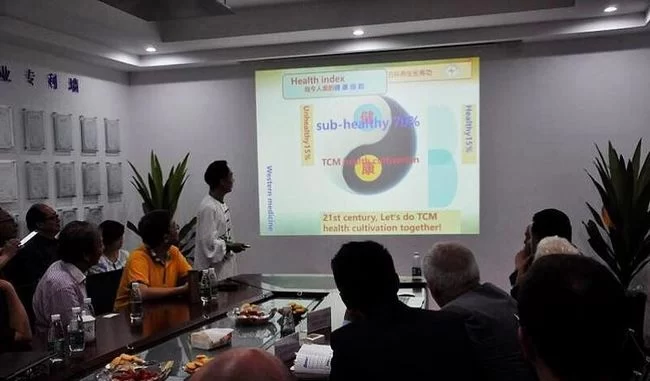 陈红涛教授向罗马尼亚雅西考察团展示传授"中华五环养生长寿功"(图2) 陈红涛教授向罗马尼亚雅西考察团展示传授"中华五环养生长寿功"(图2)