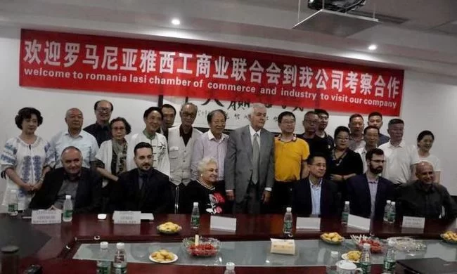 陈红涛教授向罗马尼亚雅西考察团展示传授"中华五环养生长寿功"(图1) 陈红涛教授向罗马尼亚雅西考察团展示传授"中华五环养生长寿功"(图1)