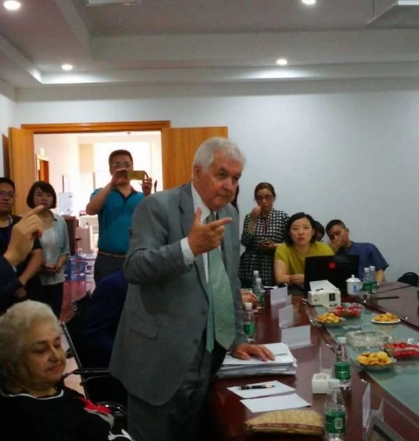 陈红涛教授向罗马尼亚雅西考察团展示传授"中华五环养生长寿功"(图3) 陈红涛教授向罗马尼亚雅西考察团展示传授"中华五环养生长寿功"(图3)