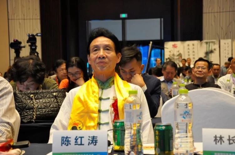 陈红涛教授荣获首届国际医养产业合作大会“养生功法创新奖”(图3) 陈红涛教授荣获首届国际医养产业合作大会“养生功法创新奖”(图3)