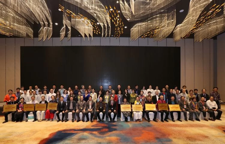 陈红涛教授荣获首届国际医养产业合作大会“养生功法创新奖”(图8) 陈红涛教授荣获首届国际医养产业合作大会“养生功法创新奖”(图8)