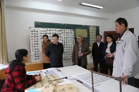 四川省文化和旅游厅首任厅长戴允康一行调研省文化馆、歌舞剧院和曲艺研究院(图1)