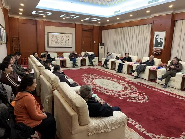 现代黄梅戏《一个都不能少》晋京演出取得圆满成功(图1) 现代黄梅戏《一个都不能少》晋京演出取得圆满成功(图1)