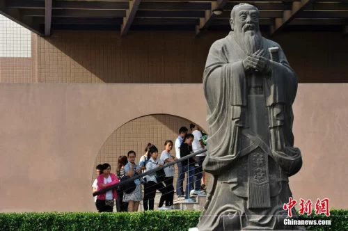 资料图 <a target='_blank' data-cke-saved-href='http://www.chinanews.com/' href='http://www.chinanews.com/'>中新社</a>记者 韦亮 摄 大学教师很能赚钱吗? 调查称平均月薪逾5000元(图1)