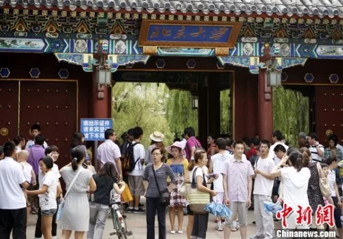 资料图 <a target='_blank' data-cke-saved-href='http://www.chinanews.com/' href='http://www.chinanews.com/'>中新社</a>发 任晨鸣 摄 大学教师很能赚钱吗? 调查称平均月薪逾5000元(图2)