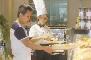 3个90后女大学生开甜品店 日营业额超千元(组)(图3)