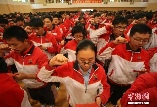 资料图:2016年2月29日下午,湖北省宜昌市夷陵中学召开高考誓师大会,该校高三近1000名师生在大会上发表“战斗宣言”,为高考最后100天努力奋斗。 李风 摄 “三本”逐步淡出有何利好? 专家:有助消弭学历歧视(图3)