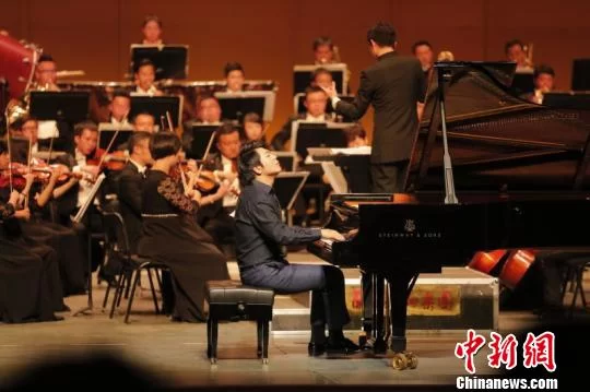 郎朗任“兰州蓝”国际城市形象推广大使 献奏钢琴曲(图1) 郎朗任“兰州蓝”国际城市形象推广大使 献奏钢琴曲(图1)