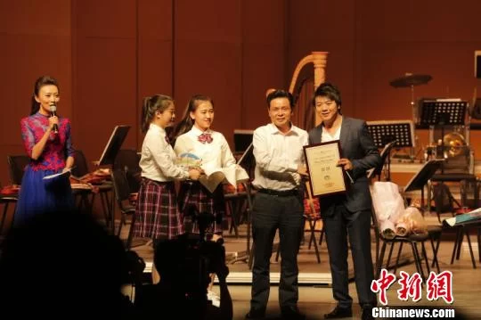 音乐会上,兰州市常务副市长俞敬东现场颁发聘书,正式聘请国际钢琴大师、联合国和平大使郎朗为“兰州蓝”国际城市形象推广大使。 史静静 摄 郎朗任“兰州蓝”国际城市形象推广大使 献奏钢琴曲(图2)