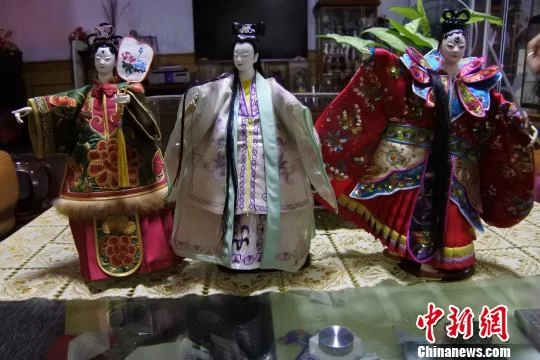 一组包括“白娘子”、“蜘蛛精”、“白骨精”等神怪人物的木偶头,是妹妹黄雪玲的新作。 廖静 摄 “姐妹花”坚守“江加走木偶头”:用匠心传承古老技艺(图2)