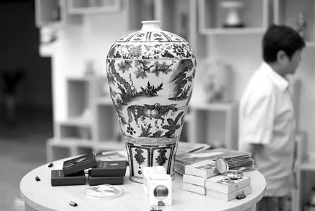 国宝“萧何梅瓶”仿品无死角展示引争议(图1)