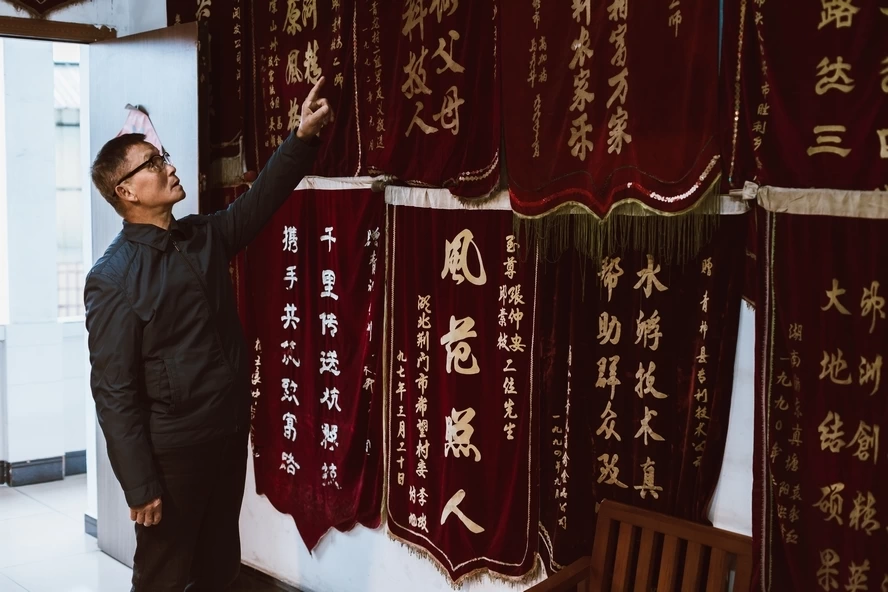 扎根平凡守初心 匠心深耕铸非凡——记一等伤残军人、知名酿造科技专家张仲安(图1)