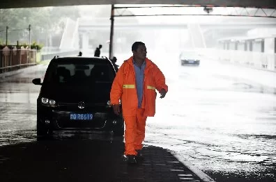 暴雨中的辛勤工作者