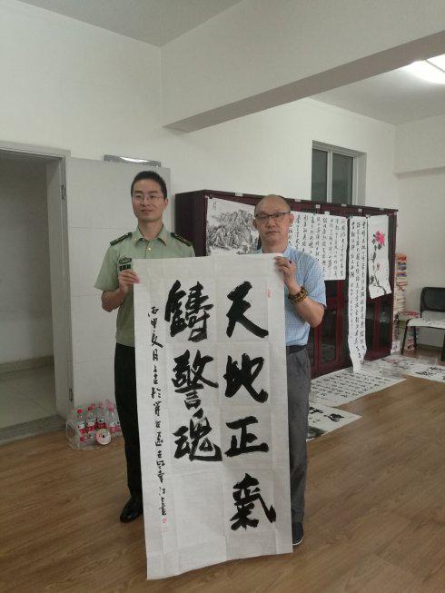 卓越书画院开展＂献礼建党95周年送书画进军营＂活动(图7)