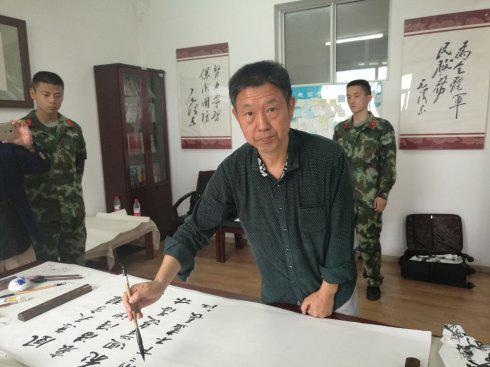 卓越书画院开展＂献礼建党95周年送书画进军营＂活动(图6)