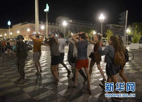 法国国庆遭恐怖袭击 法总统奥朗德:全国紧急状态延长3个月(图2) 法国国庆遭恐怖袭击 法总统奥朗德:全国紧急状态延长3个月(图2)